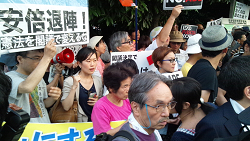 2014年７月１日官邸前抗議行動　池内さおりさん　米倉春菜さん