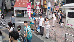 王子駅中央口前にて、山崎たい子区議と地域の皆さんと宣伝。