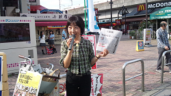 王子駅宣伝中の山崎たい子区議　2014年７月１5日