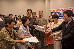 消費税増税反対、集団的自衛権行使容認反対の署名を渡す日本共産党北区議員団