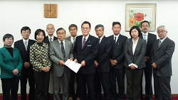 日本共産党北区議員団の予算要望書を、区長に提出