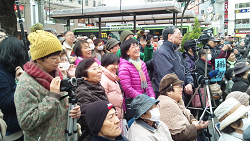赤羽東口で行われた志井和夫委員長と、 池内さおり比例重複・１２区候補の街頭演説風景