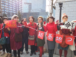 1、17ヒューマンチェーン 女の平和。赤い物を身につけて、右から２番目、田村智子参議院議員、池内さおり衆議院議員、山崎たい子区議