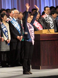 2015年2月10日　日本共産党演説会　で壇上で手を振る山崎たい子北区議