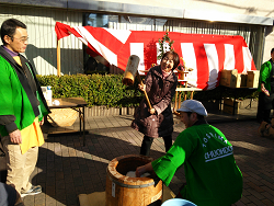 豊島中央通り商店街で「餅つき大会」 で餅をつく山崎たい子区議