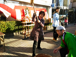 豊島中央通り商店街で「餅つき大会」 で餅をつく山崎たい子区議