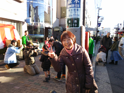 豊島中央通り商店街で「餅つき大会」 にて　山崎たい子区議