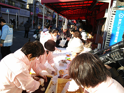 豊島中央通り商店街で「餅つき大会」