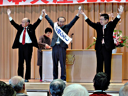 左から宇都宮けんじさん、川和田ひろしさん、小池晃参議院議員