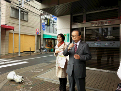 「希望のまち北区をつくる会」の川和田ひろしさんと山崎たい子区議