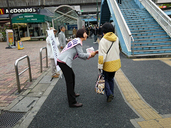 王子駅中央口にて、山崎たい子区議候補