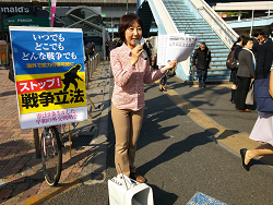 王子駅中央口で選挙結果の報告をする山崎たい子区議
