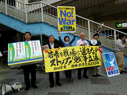 王子駅で宣伝をする、日本共産党区北区議団。中央山崎たい子区議