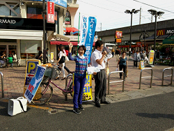 王子駅の東武ストア前にて宣伝・署名に取り組む山崎たい子区議と地域の皆さん