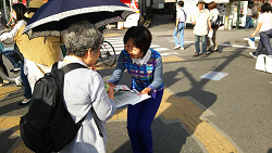 王子駅の東武ストア前にて宣伝・署名に取り組む山崎たい子区議と地域の皆さん