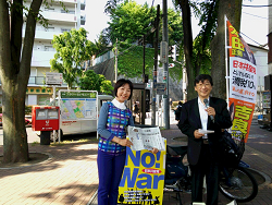 上中里駅にて本田正則区議（右）と一緒に、駅頭宣伝。山崎たい子区議（左）