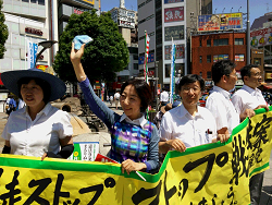 2015年5月31日赤羽駅東口にて、戦争法案廃案を求める訴えと署名行動　日本共産党北区議員団