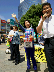 2015年5月31日赤羽駅東口にて、戦争法案廃案を求める訴えと署名行動　山崎泰子区議（中央）