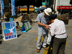 2015年5月31日赤羽駅東口にて、戦争法案廃案を求める訴えと署名行動