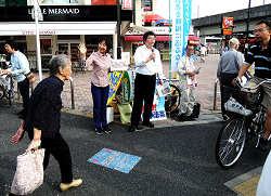 2015/6/7 王子駅前にて「戦争法案反対」署名・宣伝をする山崎たい子区議