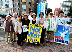 2015/6/7 王子駅前にて「戦争法案反対」署名・宣伝をする山崎たい子区議