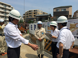 、練馬区の石神井川取水施設工事現場を視察の山崎たい子区議（右から２番目）