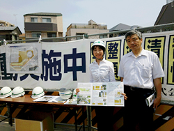 、練馬区の石神井川取水施設工事現場を視察する、山崎たい子区議（左）、そねはいじめ都議
