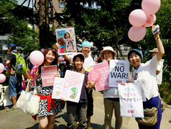 2015年7月26日「安保法制に反対するママの渋谷ジャック」参加の山崎たい子区議（右端）