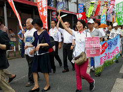 2015.07.28「昼休みデモ」に参加の山崎たい子区議（前列右端）