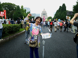 2015年８月30日、国会前にて山崎たい子区議