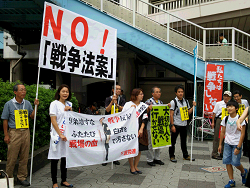 東京ほくと医療生協の職員と組合員さんが、王子駅で安保法制の廃案を求めて宣伝