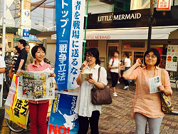 夕方の王子駅前の宣伝中の山崎たい子区議（左）