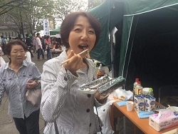 東京土健北支部の「住宅デー」サンマの炭火焼きを食べる山崎たい子区議