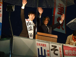 11月8日（日）日本共産党街頭演説　左：山添拓弁護士