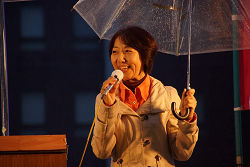 11月8日（日）日本共産党街頭演説で司会をする山崎たい子区議
