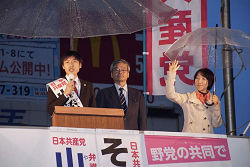11月8日（日）日本共産党街頭演説　左から　山添拓弁護士　そねはじめ都議　山崎たい子区議