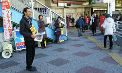 王子駅で署名の呼びかけとリレートークをすｒ山崎たい子区議