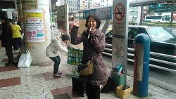 王子駅前で「戦争法廃止の統一署名」のよびかけをする山崎たい子区議