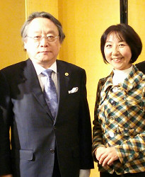 東京北法律事務所の新春セミナー,小林節氏と山崎たい子区議（右）