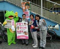 王子駅北口にて、カエルさんと一緒に、医療現場の皆さんと「おかえりなさい宣伝」。右端：山崎たい子区議