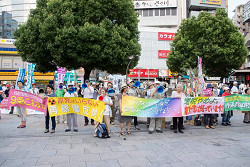 2016年7月7日　赤羽駅東口、山添拓東京選挙区候補の演説を聞きに集まった人々