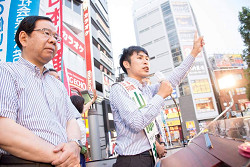 2016年7月7日赤羽駅にて志位委員長（左）と山添拓東京選挙区候補（右）