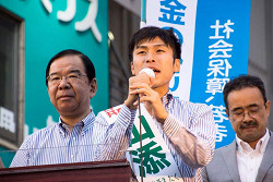 2016年7月7日赤羽駅にて志位委員長（左）と山添拓東京選挙区候補(中央）