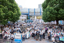 2016年7月7日赤羽駅　山添拓東京選挙区候補の演説に集まった人々