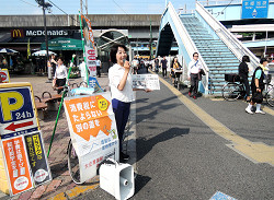 7月12日王子駅中央口にて報告する山崎たい子区議