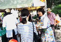 2017年５月21日カッパ祭りでフランクを売る山崎たい子区議