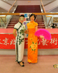 東アジア文化フェスタ民族衣装の試着コーナーあり。チャレンジ！