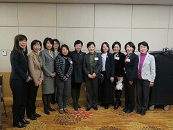 景 上海人民政府外事室副巡視員を囲んで、女性議員一同