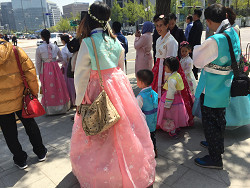 民族衣装を着て街を歩く観光客