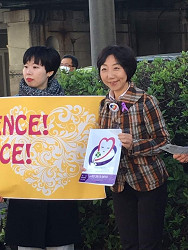 「女性への暴力撤廃国際デー」に呼応し、リレートーク宣伝！（右）山崎たい子区議